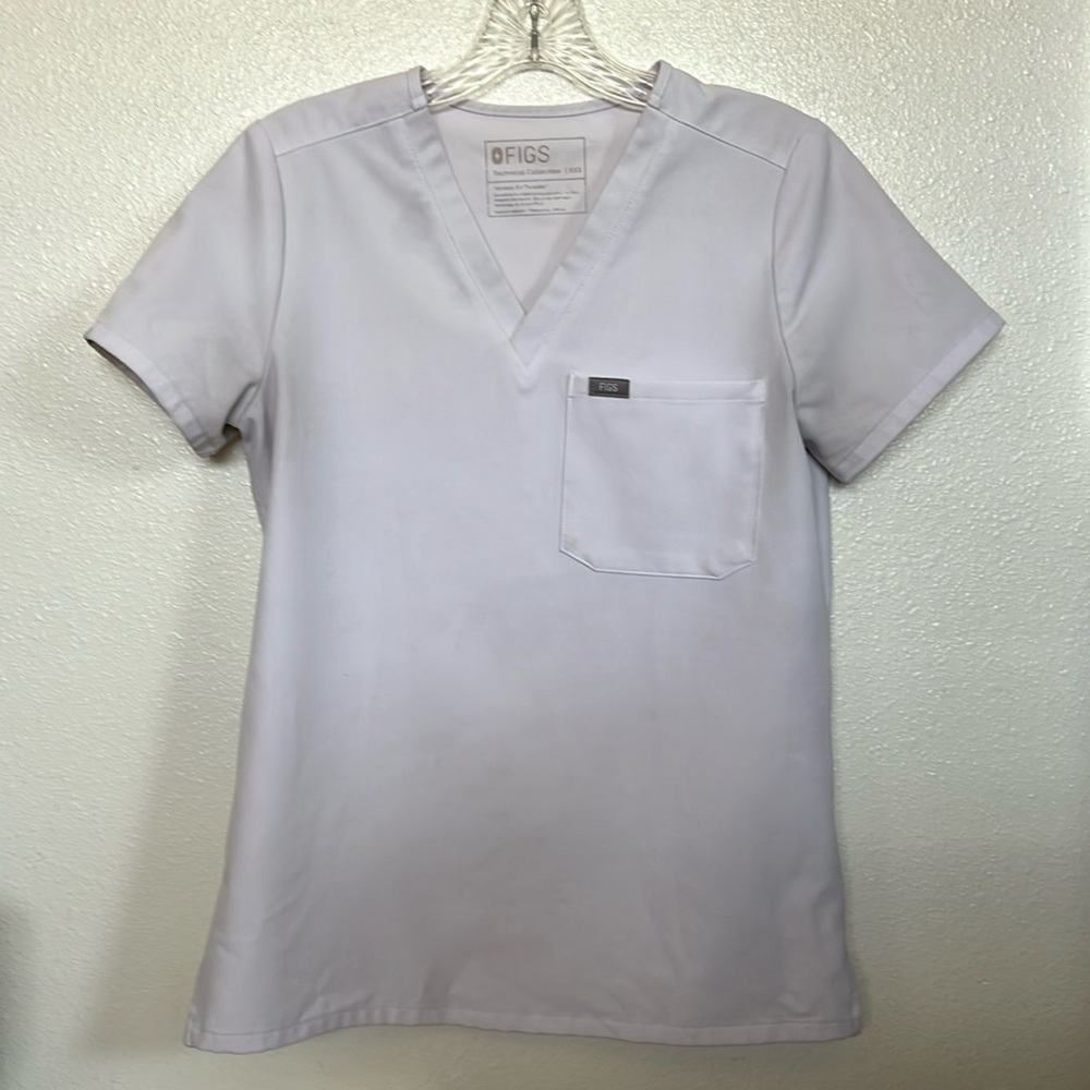 WEARFIGS CATARINA ONE POCKET SCRUB TOP —  WHITE